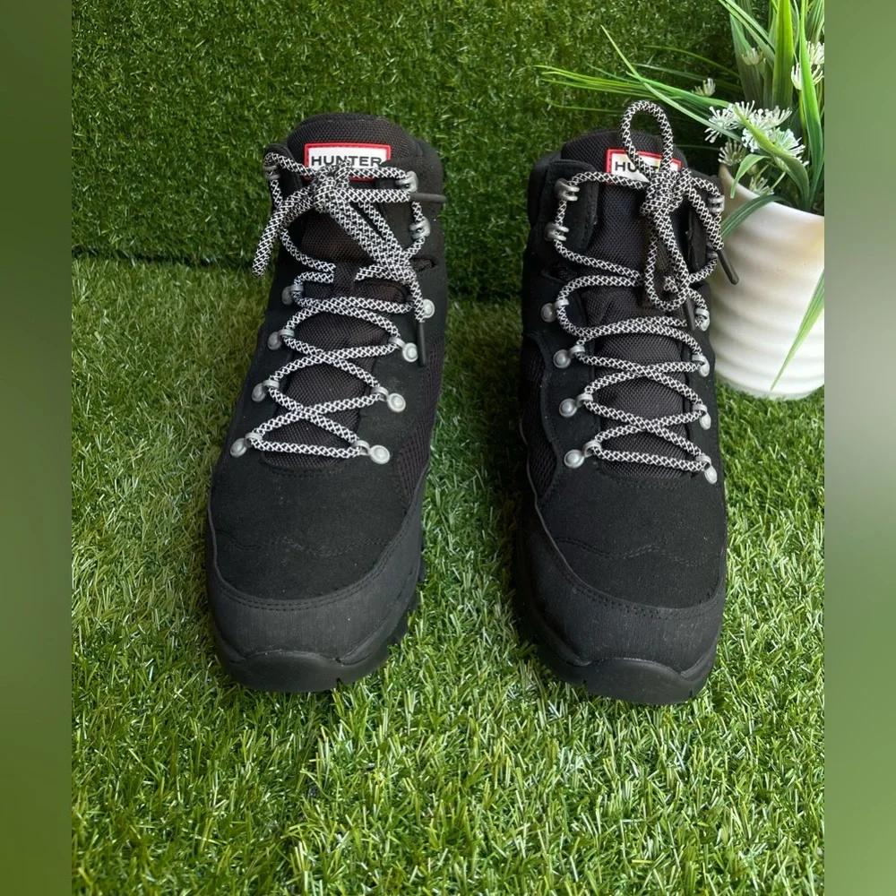 Hunter Original Explorer boots in black $190.00 men’ size 9 Lace-up gently used